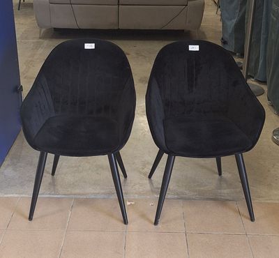 deux chaises qui sont assises ensemble dans une pièce