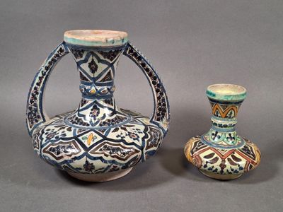 deux vases posés l'un à côté de l'autre sur une table