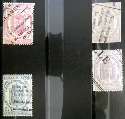 plusieurs types de timbres exposés dans une vitrine