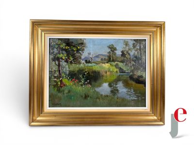 une peinture à l'huile représentant une rivière et des arbres, dans un cadre doré