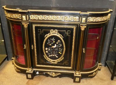 un buffet noir et doré sur lequel est posée une horloge