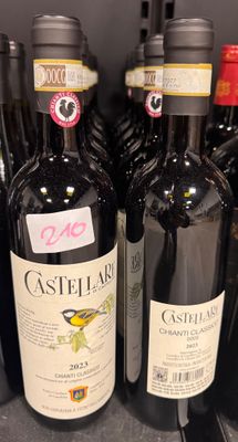 plusieurs bouteilles de vin sont alignées sur une étagère dans un magasin