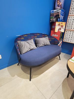 un canapé bleu dans un coin d'une pièce bleue