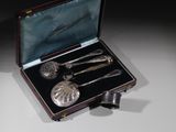 un service d'argenterie dans un coffret posé sur une table