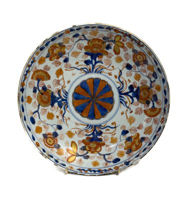 une assiette ornée d'un motif floral sur fond blanc