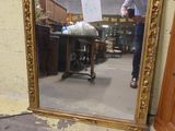 un miroir posé par terre à côté d'une porte