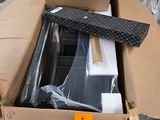une boîte en carton remplie de matériel électronique dans un entrepôt