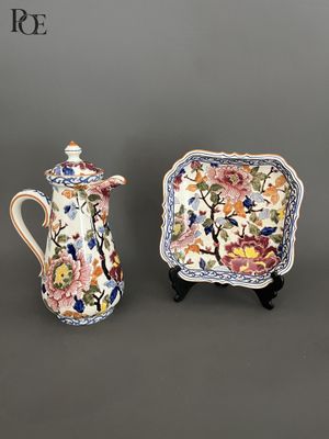 deux pièces de porcelaine ornées de fleurs et de feuilles