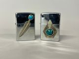 une paire de briquets ornés d'une plume et d'une pierre turquoise