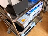 un chariot métallique sur lequel sont posés tout un tas d'objets