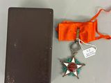 un petit livre et une médaille posés sur une table