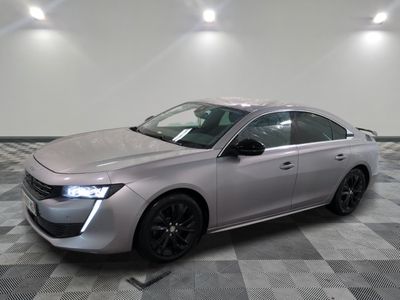 la voiture argentée est garée sur un sol en damier dans le garage