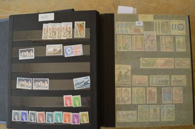 un livre avec des timbres dessus et un livre avec des timbres dessus