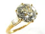 une image d'une bague en diamant sur fond blanc