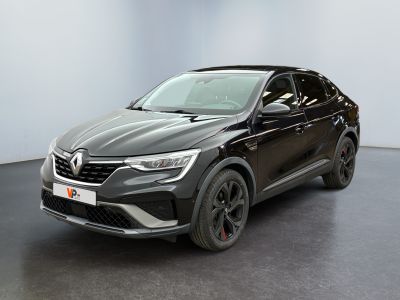 une voiture noire garée dans une pièce aux murs blancs