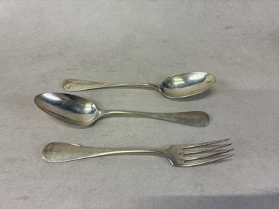 trois cuillères et une fourchette posées sur une table