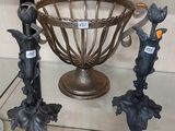 trois vases en métal posés sur une table en verre