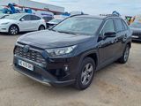 La Toyota RAV est garée sur un parking, à côté d'autres voitures.