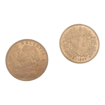 un gros plan de deux pièces de monnaie posées sur une surface blanche