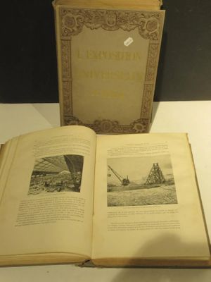 un livre ouvert posé sur une table à côté d'un autre livre ouvert