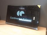 une télévision posée sur une table, avec une télécommande
