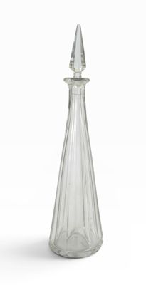 une bouteille en verre transparent au goulot effilé, posée sur une surface blanche