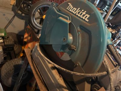 une machine qui se trouve dans un garage