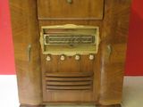 une vieille radio exposée dans une pièce