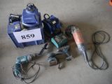 un grand nombre d'outils posés sur le sol
