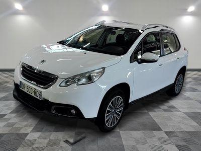 la voiture blanche est garée dans la pièce au sol en damier