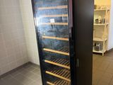 une cave à vin placée au milieu d'une pièce
