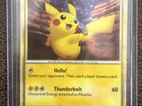 gros plan d'une carte pokemon sur une table