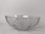un bol en verre posé sur une table