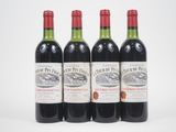 trois bouteilles de vin rouge sont alignées sur une surface blanche