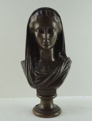 buste en bronze représentant une femme portant un voile sur la tête