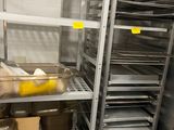 de nombreux plateaux de nourriture sur les étagères de la cuisine