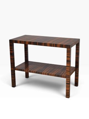 l'image d'une table en bois sous laquelle se trouve une étagère
