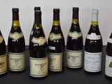 plusieurs bouteilles de vin sont alignées sur une table