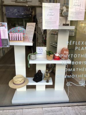 une vitrine de magasin sur laquelle est posé un chapeau
