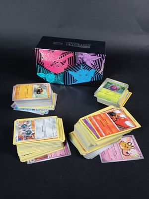 une boîte de cartes pokemon posée sur une table