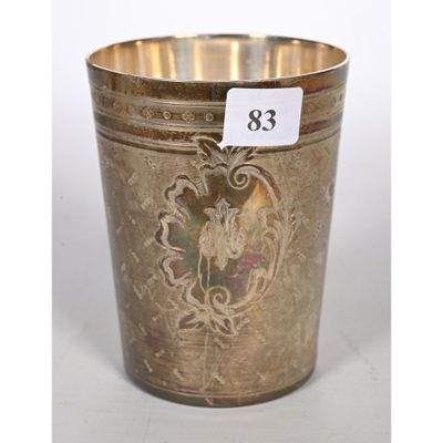 une coupe ancienne en laiton ornée d'un motif floral sur le côté