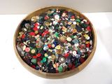 un bol en bois rempli d'une multitude de boutons de toutes sortes