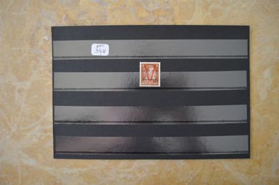 une photo d'une photo d'un timbre accroché au mur