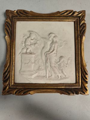 un cadre doré sur lequel figure le portrait d'une femme et d'un homme
