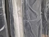 de nombreux matelas emballés et prêts à être expédiés