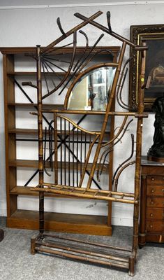 une étagère en bois surmontée d'un miroir, à côté d'une bibliothèque