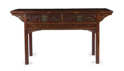 une vieille table en bois surmontée d'un tiroir