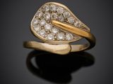 une bague en forme de feuille en or 18 carats et diamants