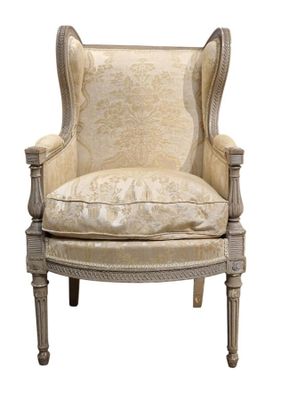 une image représentant une chaise sur laquelle est posé un coussin