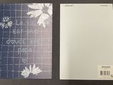 une feuille de papier et une autre feuille de papier posées sur une table